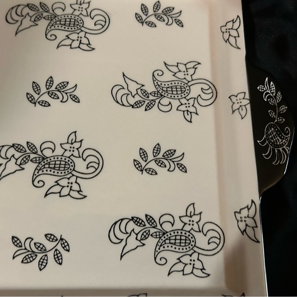 Baum serving tray. 9 5/8” x 15 5/8” Black & White design - Picture 8 of 14